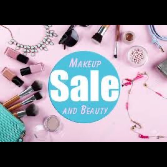 Deal + Free Ipsy Make Up Bag with Purchase - Picture 1 of 1